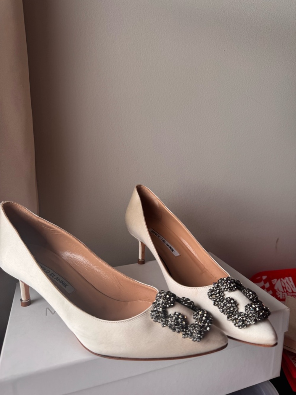 Manolo Blahnik Cream Satin pumps - Picture 4 of 13